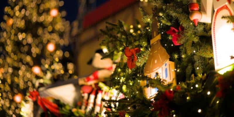 how red and green became christmas traditions deocrations 3 the little book of colour