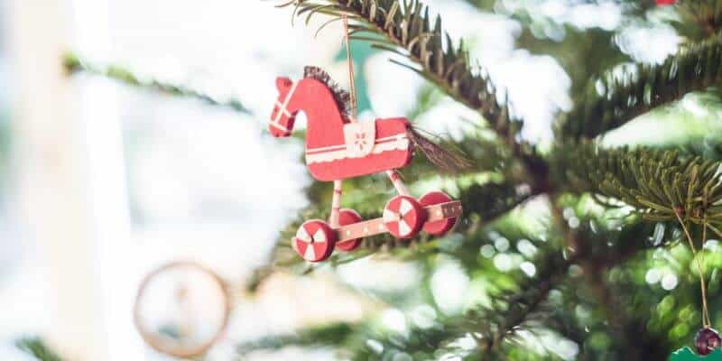 how red and green became christmas traditions deocrations 4 the little book of colour